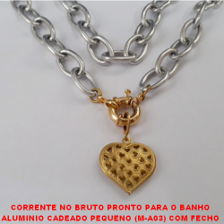 GARGANTILHA NO BRUTO PRONTO PARA O BANHO(M-A03) ALUMINIO CADEADO PEQUENO (M-A03) COM FECHO BOIA E PINGENTE DE CORAÇÃO VASADO PESO 36GR COM 50CM - BRU1368