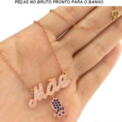GARGANTILHA BRUTO PRONTO PARA O BANHO COM A PALAVRA MÃE EM MICRO ZIRCÔNIA BRANCA E AZUL TAMANHO APROXIMADO:48CM PINGENTE:2,5CM REF:BRU149