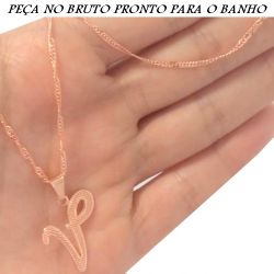 GARGANTILHA NO BRUTO PRONTO PARA O BANHO COM A LETRA ''V'' TAMANHO APROXIMADO:45CM TAMANHO PINGENTE:2CM 2,5GR REF.BRU986