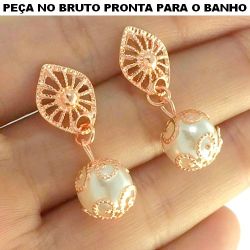 BRINCO NO BRUTO PRONTO PARA BANHO EM PEROLA BRANCA 3,5GR TAMANHO APROXIMADO:3CM REF.BRU041