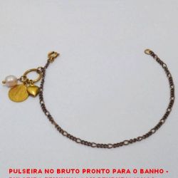 PULSEIRA NO BRUTO PRONTO PARA O BANHO -  PULSEIRA FEMININA COM PENDURICALHOS  PÉROLA DE 6MM, SANTO SÃO BENTO E CORAÇÃO -  TAMANHO:18,9CM - PESO:3,9GR - BRU3895