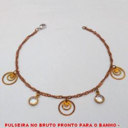 PULSEIRA NO BRUTO PRONTO PARA O BANHO -  PULSEIRA FEMININA COM CORRENTE SINGAPURA  E PENDURICALHOS VAZADOS E CRISTAIS -  TAMANHO:21,CM - PESO:2.1GR - BRU1315