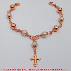 PULSEIRA NO BRUTO PRONTO PARA O BANHO -  PULSEIRA FEMININA COM BOLAS DE 8MM,PÉROLAS  DE 8MM  E PENDURICALHO DE CRUZ - TAMANHO: 20,5CM - PESO:9,0GR - BRU4218