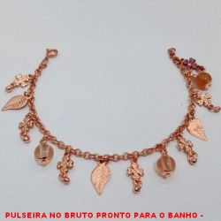 PULSEIRA NO BRUTO PRONTO PARA O BANHO -  PULSEIRA FEMININA COM CORRENTE ELLO  PORTUGUES E PENDURICALHOS DE TREVO DE QUATRO  FOLHAS,FOLHA E BOLINHA DE 7MM - TAMANHO:18,5CM -  PESO:7,9GR - BRU4219