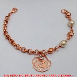 PULSEIRA NO BRUTO PRONTO PARA O BANHO -  PULSEIRA FEMININA COM ''BOLINHAS'' DE 7MM, PÉROLAS DE 8MM E PENDURICALHO DE FLOR COM  CRISTAL - TAMANHO:20,0CM - PESO:6,2GR -  BRU4200