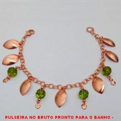 PULSEIRA NO BRUTO PRONTO PARA O BANHO -  PULSEIRA FEMININA COM PENDURICALHOS DE  CRISTAIS SEXTAVADOS VERDES DE 8MM E ''FOLHAS'' -  TAMANHO:19,0CM - PESO:10,0GR - BRU4205