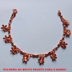 PULSEIRA NO BRUTO PRONTO PARA O BANHO -  PULSEIRA FEMININA COM PENDURICALHOS DE  FLORES COM MIÇANGAS - TAMANHO:18,5CM - PESO: 6,5GR - BRU4298