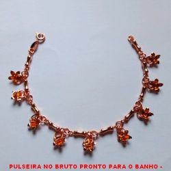 PULSEIRA NO BRUTO PRONTO PARA O BANHO -  PULSEIRA FEMININA COM PENDURICALHOS DE  FLORES COM MIÇANGAS LARANJAS - TAMANHO: 18,5CM - PESO:6,6GR - BRU4302