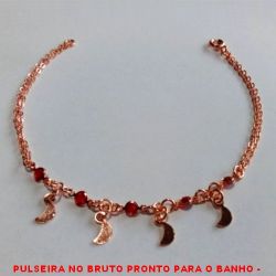 PULSEIRA NO BRUTO PRONTO PARA O BANHO -  PULSEIRA FEMININA COM CRISTAIS VERMELHOS E  PENDURICALHOS DE LUA - TAMANHO:19,5CM -  PESO:1,9GR - BRU3314