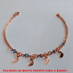 PULSEIRA NO BRUTO PRONTO PARA O BANHO -  PULSEIRA FEMININA COM CRISTAIS AZUIS E  PENDURICALHOS DE LUA - TAMANHO:19,0CM -  PESO:2,0GR - BRU1909