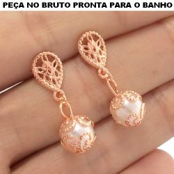 BRINCO NO BRUTO PRONTO PARA BANHO EM PEROLA BRANCA 2GR TAMANHO APROXIMADO:2,5CM REF.BRU1437