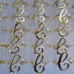 ANEL NO BRUTO PRONTO PARA O BANHO DE LETRAS ( C ) COM UMA PEDRINHA DE ZIRCONIA - PESO 1,5GR - LATÃO - 5218
