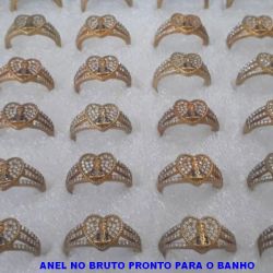 ANEL NO BRUTO PRONTO PARA O BANHO COM TREIS CORAÇÃO/E DUAS PEDRA - ZIRCONIAS CRISTAL  - PESO MEDIO 1.5GR - AN00073