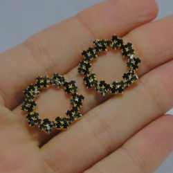 BRINCO FOLHEADO A OUTO COM PEDRAS DE CRISTAL NEGRO TAM.APROX 2X2CM REF.000930