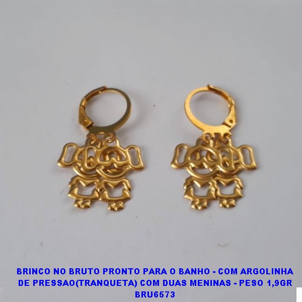 BRINCO NO BRUTO PRONTO PARA O BANHO - COM ARGOLINHA DE PRESSAO(TRANQUETA) COM DUAS MENINAS - PESO 1,9GR BRU6573