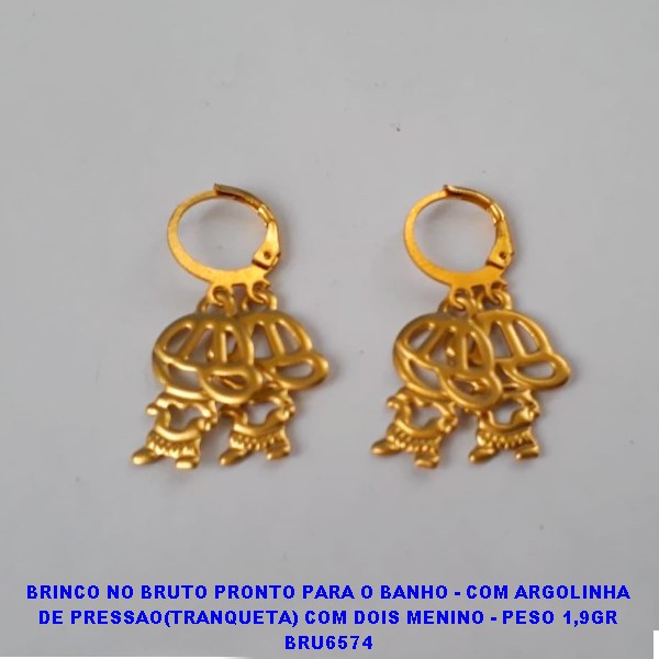 BRINCO NO BRUTO PRONTO PARA O BANHO - COM ARGOLINHA DE PRESSAO(TRANQUETA) COM DOIS MENINO - PESO 1,9GR BRU6574