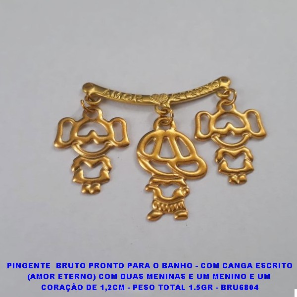 PINGENTE  BRUTO PRONTO PARA O BANHO - COM CANGA ESCRITO (AMOR ETERNO) COM DUAS MENINAS E UM MENINO E UM  CORAÇÃO DE 1,2CM - PESO TOTAL 1.5GR - BRU6805