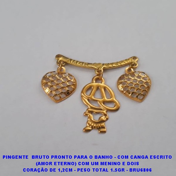 PINGENTE  BRUTO PRONTO PARA O BANHO(CX114) - COM CANGA ESCRITO (AMOR ETERNO) COM UM MENINO E DOIS CORAÇÃO DE 1,2CM - PESO TOTAL 1.5GR - BRU6804