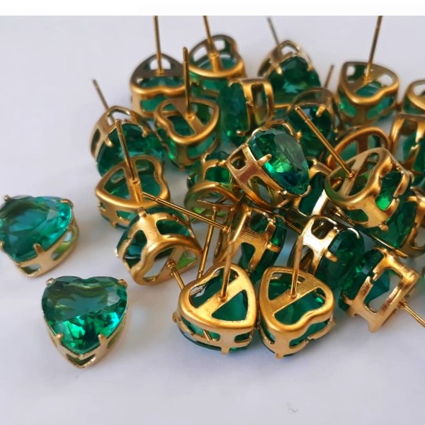 BRINCO NO BRUTO PRONTO PARA O BANHO - COM BASE TODA EM LATÃO - COM PEDRA DE ZIRCONIA DE CORAÇÃO 10X10MM - PESO TOTAL 1.8GR - BRU7000