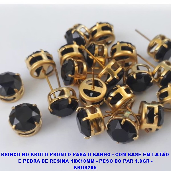 BRINCO NO BRUTO PRONTO PARA O BANHO - COM BASE EM LATÃO E PEDRA DE RESINA 10X10MM - PESO DO PAR 1.8GR - BRU6285