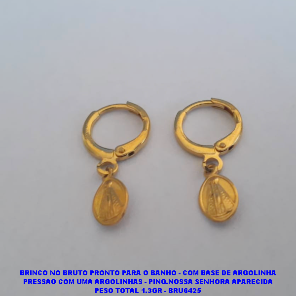 BRINCO NO BRUTO PRONTO PARA O BANHO - COM BASE DE ARGOLINHA PRESSAO COM UMA ARGOLINHAS - PING.NOSSA SENHORA APARECIDA PESO TOTAL 1.3GR - BRU6425