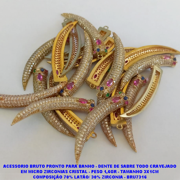 PINGENTE NO BRUTO PRONTO PARA BANHO (CX29) - DENTE DE SABRE TODO CRAVEJADO EM MICRO ZIRCONIAS CRISTAL - PESO 1,6GR - TAMANHO 3X1CM COMPOSIÇÃO 70% LATÃO/ 30% ZIRCONIA - BRU7316