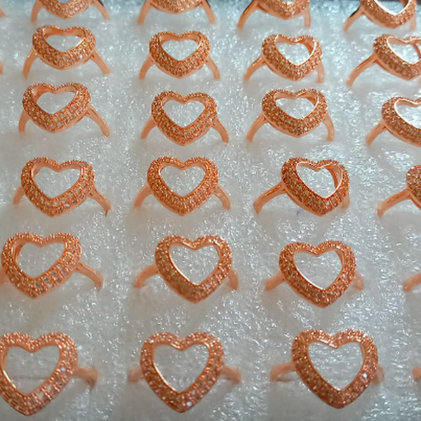 ANEL NO BRUTO PRONTO PARA O BANHO  - MODELO DE CORAÇÃO  TODO CRAVEJADO EM MICRO ZIRCONIAS -PESO TOTAL  2.8GR - ANEL000115