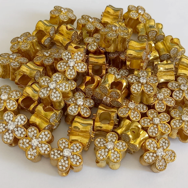 BERLOQUENO BRUTO PRONTO PARA O BANHO(CX52) - CRAVEJADO EM MICRO ZIRCONIA FLOR(CRAVEJADO DOS DOIS LADOS)(PARA PULSEIRA SIMILAR A PANDORA - PESO 3GR - COMPOSIÇÃO 70% LATÃO/ 30%ZIRCONIA - BRU7375