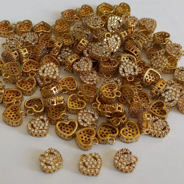 PINGENTE NO BRUTO PRONTO PARA O BANHO (CX30) - (CORAÇÃO CRAVEJADO PARA PINGENTE OU BRINCO) PRQUENO TAMANHO 7.5MM - PESO 0,5GR - BRU0050