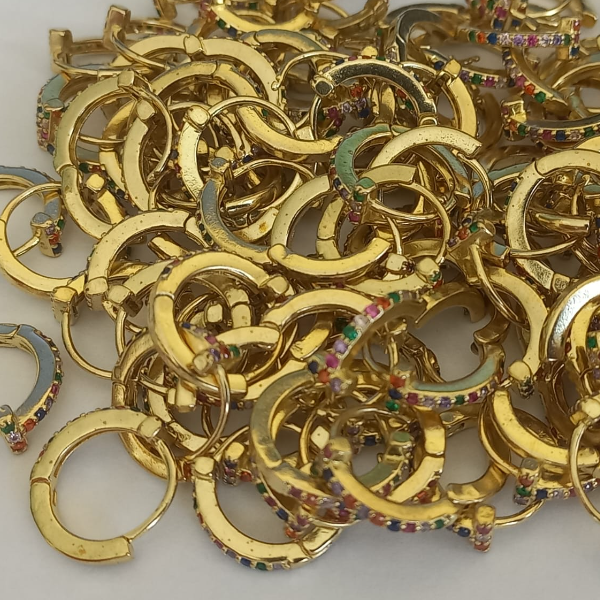 BRINCO NO BRUTO PRONTO PARA O BANHO (CX04)- BRINCO DE ARGOLINHA DE PRESSÃO (TRANQUETA) PESO TOTAL DO PAR 1.7GR - COM UMA FILEIRA DE ZIRCONIA COLORIDA - TAMANHO 14MM - BRU6890