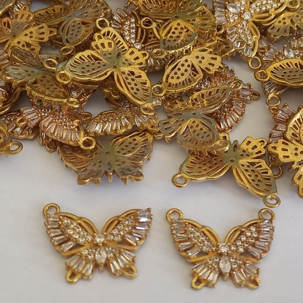 PINGENTE NO BRUTO PRONTO PARA O BANHO - BORBOLETA COM DUAS ARGOLINHAS TODA CRAVEJADA EM MICRO ZIRCONIAS - PESO TOTAL 1,5GR - TAMANHO 20MM(2CM) BRU00076