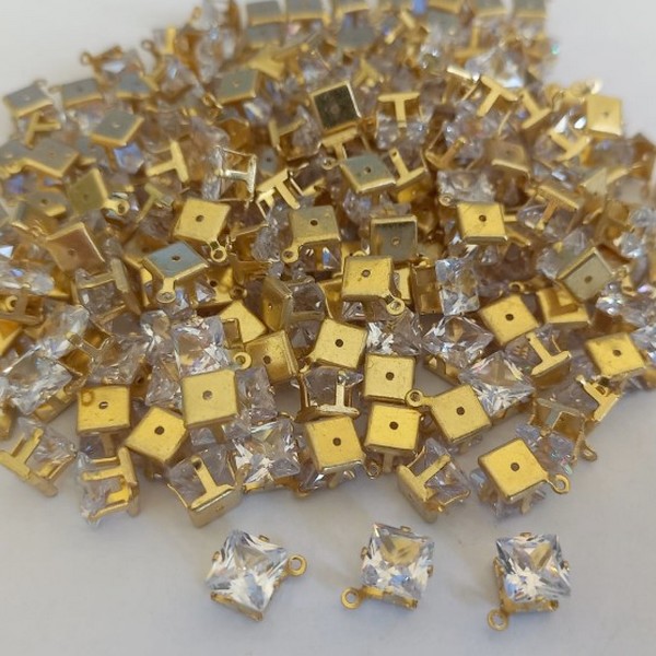 PINGENTE NO BRUTO PRONTO PARA O BANHO(CX104) - PINGENTE EM ZIRCONIA CRISTAL - ZIRCONIA QUADRADA DE 6MM - PESO TOTAL 0,5GR - (VENDIDO POR UNIDADE) BRU00077