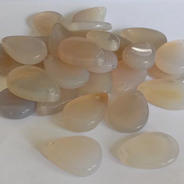 ACESSORIO NO BRUTO PRONTO PARA O BANHO(CX106)(PEDRA NATURAL QUARTZO) PESO TOTAL 6.4GR(GOTA COM FIO PASSANTE)VENDIDA POR UNIDADE  - BRU000117