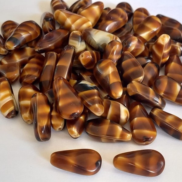 ACESSORIO NO BRUTO PRONTO PARA O BANHO - PEDRA DE PORCELANA NA COR AMEIXA MARROM MESCLADO - PESO 2,4GR (COM FURO PASSANTE)TAMANHO 21/11MM - VENDIDA POR UNIDADE - BRU000119