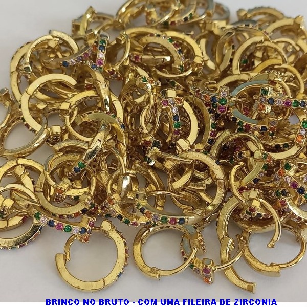 BRINCO NO BRUTO PRONTO PARA O BANHO - ARGOLINHA DE PRESSÃO 12MM - COM UMA FILEIRA DE ZIRCONIA COLORIDA - PESO 1.4GR - BRU4865