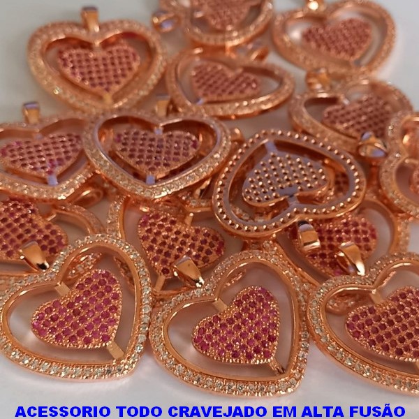 PINGENTE NO BRUTO PRONTO PARA O BANHO (CX33) - COM CORAÇÃO TODO CRAVEJADO EM MICRO ZIRCONIAS - TAMANHO 25MM(2,5CM) PESO 5.6GR - BRU000190