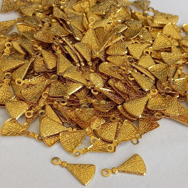 ACESSORIO NO BRUTO PRONTO PARA O BANHO (POT) - PINGENTE DE NOSSA SENHORA APARECIDA - PESO 0,4GR - TAMANHO 12MM - COMPOSIÇÃO 100% LATÃO - BRU000255