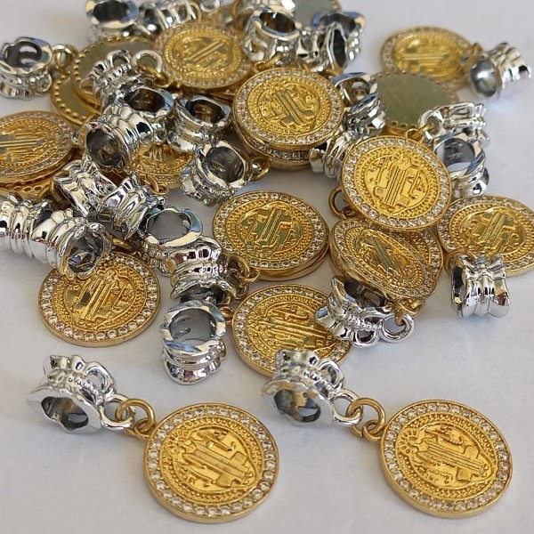 PINGENTE(BERLOQUE)NO BRUTO PRONTO PARA O BANHO(CX51) -(PARA PULSEIRA SIMILAR A PANDORA) COM PINGENTE DE SÃO BENTO(CRAVEJADO) MEDALHA 14MMPESO TOTAL  2,3GR - BRU000259