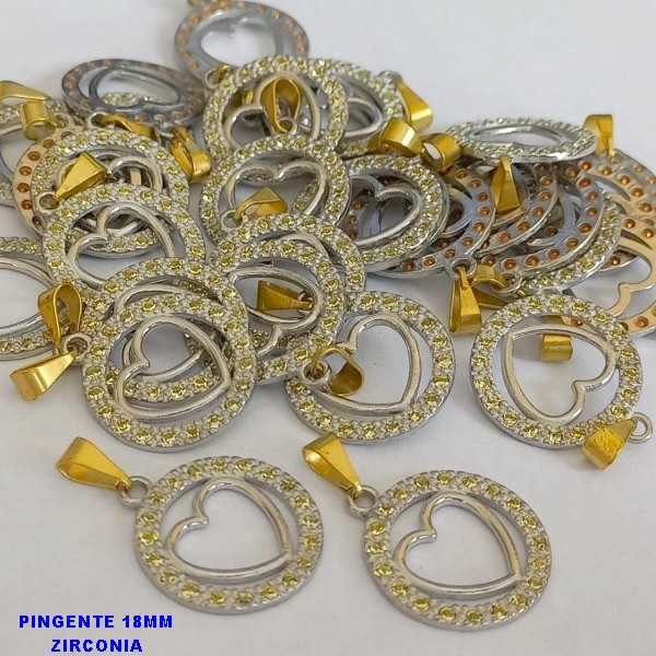 PINGENTE NO BRUTO PRONTO PARA O BANHO (CX24) - CORAÇÃO DE 18MM(1,8CM) PESO TOTAL 1,3GR - TODO CRAVEJADO EM ZIRCONIAS - BRU000300