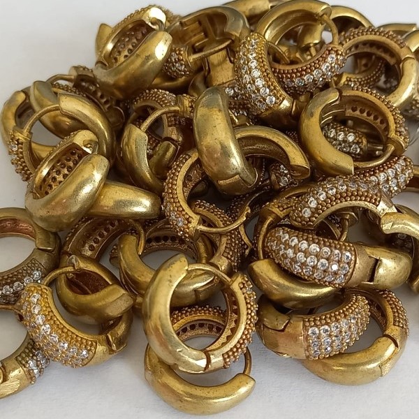 BRINCO NO BRUTO PRONTO PARA O BANHO BRINCO DE PRESSDÃO(TRANQUETA) - COM  TREIS FILEIRA DE ZIRCONIA - TAMANHO 16MM PESO TOTAL 5,7GR - BRU4328C