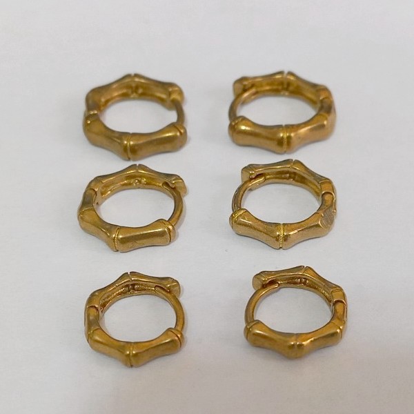 BRINCO NO BRUTO PRONTO PARA O BANHO(CX132)VENDAS POR TRIO(3 PAR)TAMANHOS  TRIO NOS TAMANHOS 16/12/10MM  -  LISO  ARGOLINHA DE PRESSÃO(TRANQUETA) PESO TOTAL 4.8 - BRU6633A