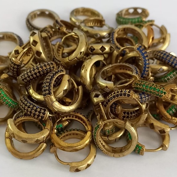 BRINCO NO BRUTO PRONTO PARA O BANHO -ARGOLINHA DE PRESSÃO(TRANQUETA)COLORIDO - PESO 3,9GR(TAMANHO 16MM)COM TREIS FILEIRA DE ZIRCONIAS BRU4812