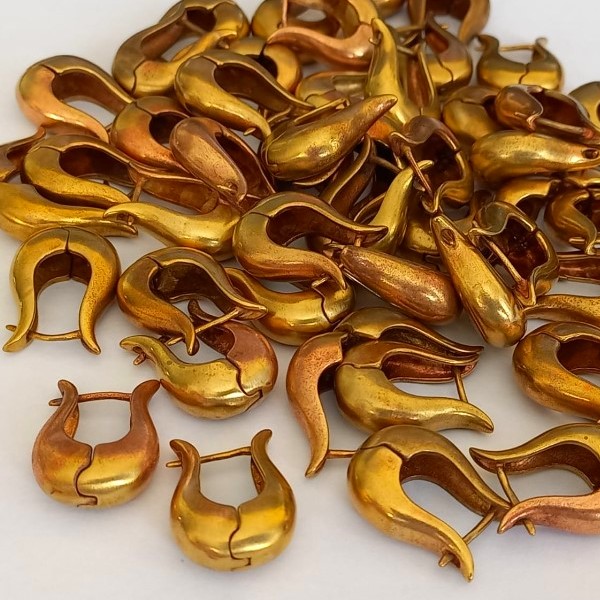 BRINCO NO BRUTO PRONTO PARA O BANHO -PESO DO PAR 5,6GR - (COMPOSIÇÃO 100% LATÃO )TAMANHO 20MM(2CM) BRU5657