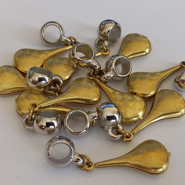 ACESSORIO NO BRUTO PRONTO PARA O BANHO(361)BASE EM ABS - PINGENTE LATÃO -GOTA DUPLA ESTAMPADA ESCAMA 20MM -  BERLOQUE PARA PULSEIRA SIMILAR A PANDORA(PEÇA VENDIDA POR UNIDADE) - PESO 1,3GR - BRU000516