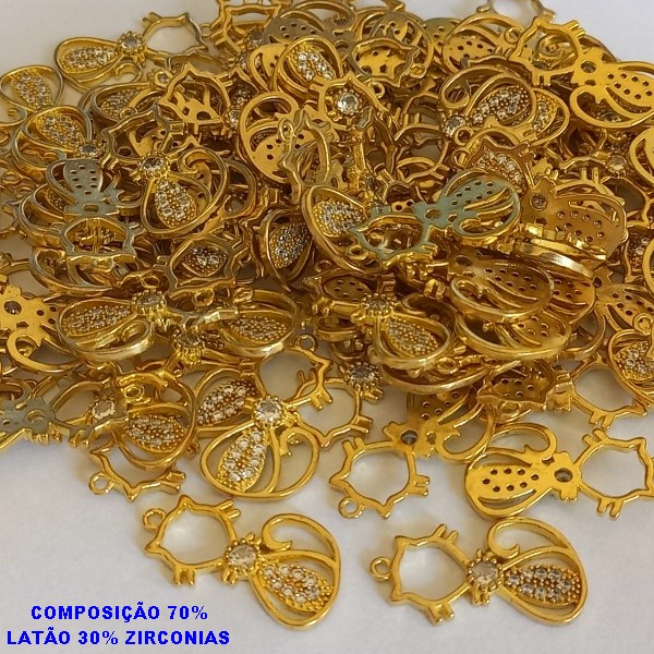 PINGENTE NO BRUTO PRONTO PARA O BANHO (CX31)- COM PINGENTE DE GATO  EM 70% LATÃO E 30% ZIRCÔNIA - TAMANHO 23X12MM -  PESO TOTAL 1,3GR - BRU000574