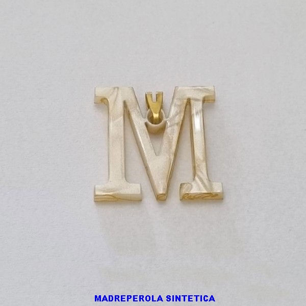 PINGENTE NO BRUTO PRONTO PARA O BANHO LETRA M EM MADRE PÉROLA SINTÉTICA -  TAMANHO 27X26MM - PESO:0,8GR - BRU100125A