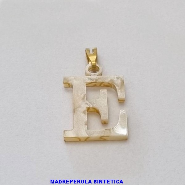 PINGENTE NO BRUTO PRONTO PARA O BANHO LETRA E EM MADRE PÉROLA SINTÉTICA  -  TAMANHO 27X18MM - PESO: 0,7GR - BRU100129A