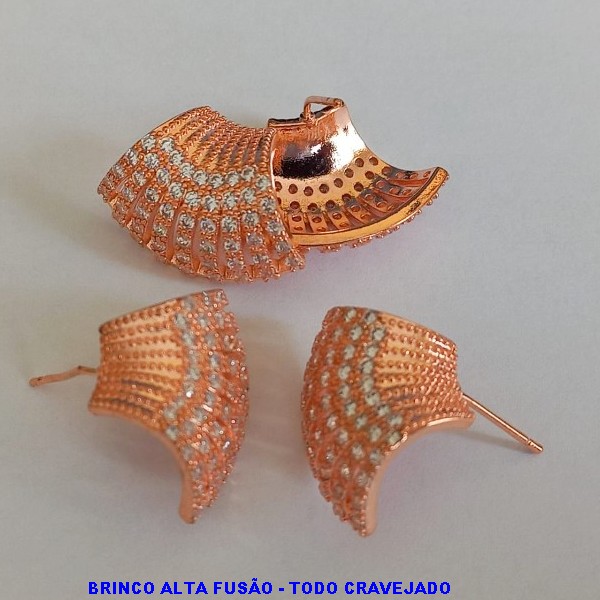 BRINCO NO BRUTO PRONTO PARA O BANHO - COM SEIS FILEIRA DE MICRO ZIRCONIAS - LARGURA 2,5CM - PESO TOTAL 5,5GE - BRU3855