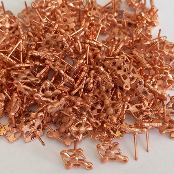 ACESSÓRIO NO BRUTO PRONTO PARA O BANHO BASE PARA BRINCO EM BAIXA FUSÃO TODA TRABALHADA (PESO DO PAR 0,9GR) - (TAMANHO 12X9MM) BRU000617
