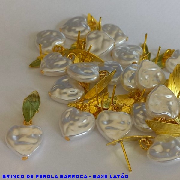 BRINCO NO BRUTO PRONTO PARA O BANHO - BASE DESENHADA PÉROLA FORMATO CORAÇÃO  TAMANHO - 30MM - PESO 2,0GR - BRU100248A